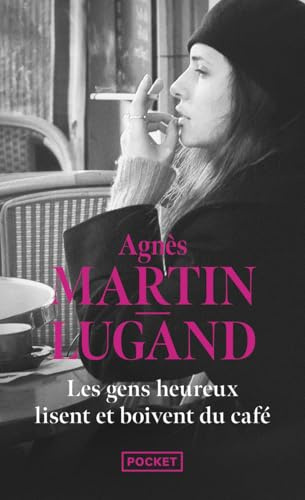 Les gens heureux lisent et boivent du café