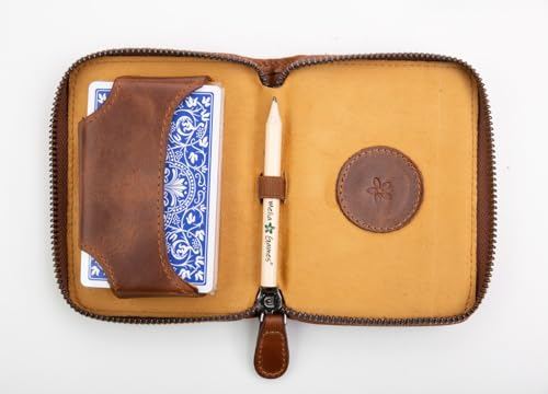 Melia Games Custodia per carte da gioco, custodia di alta qualità in pelle pregiata, con mazzo di carte da gioco e matita (Classic Brown)