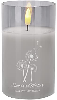 Herz & Heim® LED Kerze als Trauerkerze zur Erinnerung mit Namen und Daten Pusteblumen