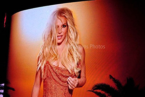 EIN 30,5 x 45,7 cm Foto von Die Britney Spears Neon Show Poster bei Planet Hollywood Las Vegas Nevada USA Nordamerika Landschaft Foto Farbe Art Bild Print