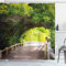 ABAKUHAUS Park Duschvorhang, Nature Boardwalk Torbogen, Stoffliches Gewebe Badezimmerdekorationsset mit Haken, 175 x 200 cm, Beige Grün Braun