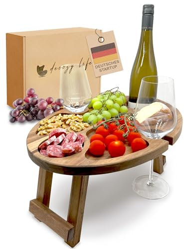 Decozy Life Weintisch Akazie Massivholz für Wein & Snacks - Weinbar & Weintablett für Zuhause oder Outdoor - geeignet als Aperol Geschenk & Weinhalter - Ideal als Couch Bar, Wein Zubehör & Sofatablett