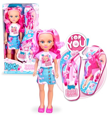 NANCY - Bubble Gum Summer Pack, Puppe mit rosa Haaren, halb gerafft in Zwei Zöpfen, Flip Flops für Mädchen zu Puppe, gekleidet mit Cowboy-Rock und T-Shirt, ab 3 Jahren, berühmt (NAC71000)
