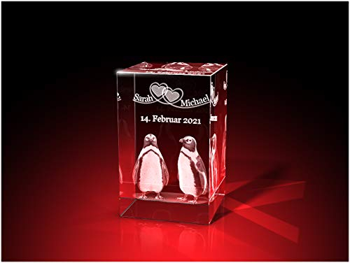 GLASFOTO.COM personalisiertes Glasfoto in Quaderform mit Pinguinen in 3D, Zwei Wunschnamen und Datum – Kristallglas mit Innengravur als anpassbares Geschenk 50 x 80 x 50 mm in Premiumqualität