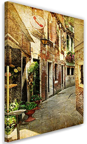 Feeby Bild auf Vlies Leinwand Altes Mietshaus Enge Straße Pflanzen Toskana Italien 30x45 cm Kunstdruck Modern Wandbilder Deko Flur Wohnzimmer Geschäfte Ziegelwand Fenster Blumen Beige