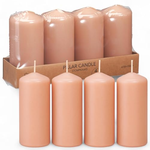 MIJOMA Stumpenkerzen Set 4-teilig – hochwertige farbige Kerzen für Adventskranz und Weihnachtsdeko – geruchsneutral & rußarm (Karamellbraun, 5×10 cm)