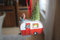 Weihnachtsanhänger Campingwagen mit Kindern und Weihnachtsbaum, Resin, 9,5 x 13 cm