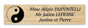 DECOHO - Plaque nom boîte aux Lettres Decayeux PMMA 100x25 mm - Effet Bois Clair - Gravure Laser personnalisée 3 Lignes avec Symbole Yin - Marron