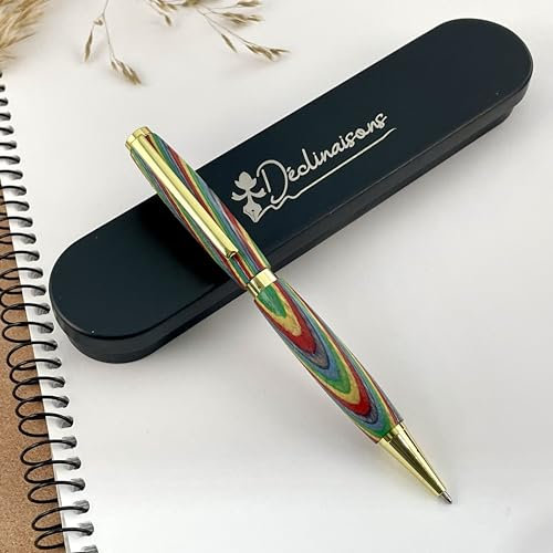 Déclinaisons – Personalisierbarer Kugelschreiber aus Regenbogen-Holz – Handgefertigt in Frankreich mit Gravur – Geschenkbox für Geburtstag, Hochzeit, Weihnachten