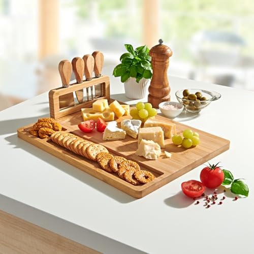 3 PAGEN® Käsebrett aus Bambusholz mit Käsemesser Set, Käseplatte Bambus, Holz Servierplatte, Serviertablett mit Besteckhalter & 2 Mulden, Fleischplatte und Aufschnitt Platte, 33 x 33 x 3,7 cm