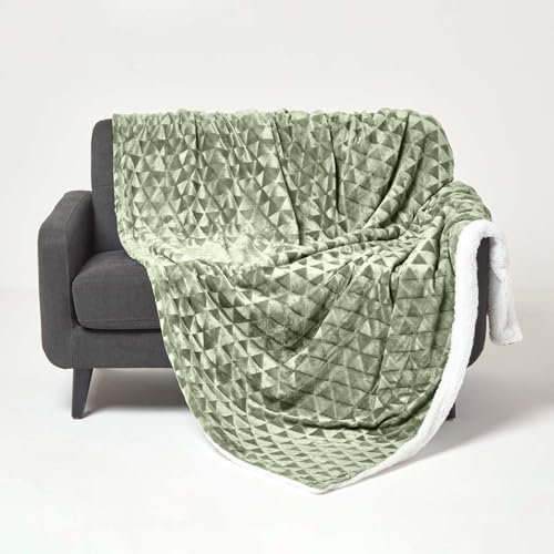 Homescapes Samt Kuscheldecke Salbei 200x230 cm, Sherpa Fleece Wohndecke Felloptik, grüne Tagesdecke geometrisch Gemustert