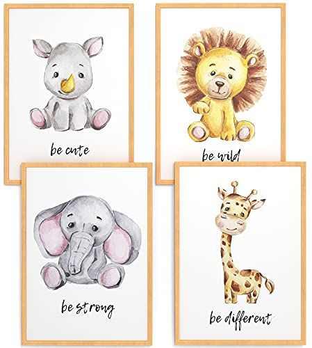 Papierschmiede® Kinderbilder 4er Set, A4 gerahmt in Holzrahmen (Natur), Geschenk für Mädchen & Jungen Wanddeko Kinderzimmer Babyzimmer, Nilpferd Elefant Löwe Giraffe, Baby Safari
