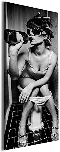 Wallario Leinwandbild Kloparty - Sexy Frau auf Toilette mit Weinflasche - Wandbild 50 x 125 cm: Kunstdruck | Brillante lichtechte Farben | hochauflösend | verzugsfrei