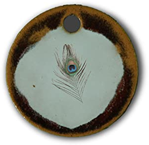 Schöner Keramik-Anhänger „Pfauenfeder“ in rot marmoriert; Schmuck Kette Kettenanhänger Geschenk Kunsthandwerk Keramik rund Talisman Halskette Aufmerksamkeit Mitbringsel individuell