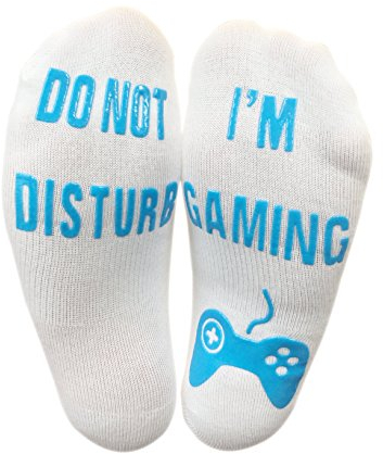 Lustige Socken mit der Aufschrift Do Not Disturb I'm Gaming, tolles Geschenk für Gamer, die alles haben.