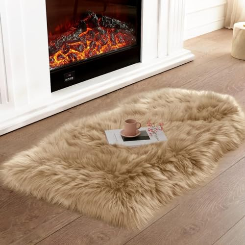 JXLOULAN Tapis Fausse Fourrure, Tapis en Peau de Mouton Synthétique Beige 50x80 cm, Carpette Moelleuse pour Chambre à Coucher, Salon, Crèche, Jet de Divan de Décoration Chaise