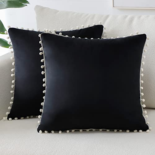 Sungeek 2er Set Samt Kissenbezüge, Dekorativ Zierkissenbezüge Weich Kissenbezug Pompon Dekokissen Sofakissen Couchkissen Deko Bezug Kissenhülle für Sofa Schlafzimmer Wohnzimmer (40x40 cm, Schwarz)