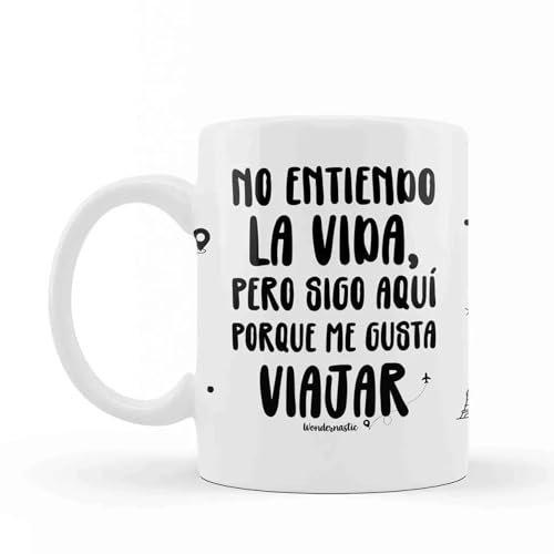Wondernastic - Taza No entiendo la vida, pero sigo aquí porque me gusta viajar, 350 ml, Color Blanco, Taza de Cerámica, Apta para Lavavajillas y Microondas, Divertido y Original, Diseño Exclusivo