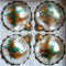 Matte Silberne Weihnachtskugeln aus Glas mit Gold-grün-Glitzernden Applikationen (Kerze, Tannenzweig) - Durchmesser 10 cm 4er Set