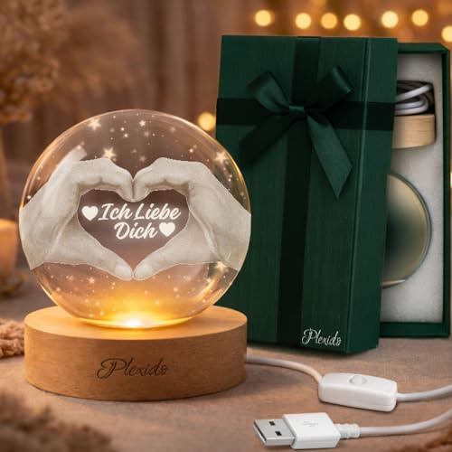 Plexido LED Nachtlicht Kristallkugel mit 3D Gravur „Ich liebe Dich“ – Glaskugel Lampe mit Holzsockel & Warmem Licht – Romantisches Geschenk für Paare, Jahrestag, Jubiläum und Geburtstag