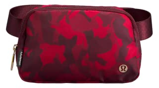 Lululemon Athletica New Year Everywhere Gürteltasche, 1 l, Kaninchen-Allover-Druck, Rot, Hasenmotiv auf rotem Hintergrund, mehrfarbig, Einheitsgröße, Gürteltasche