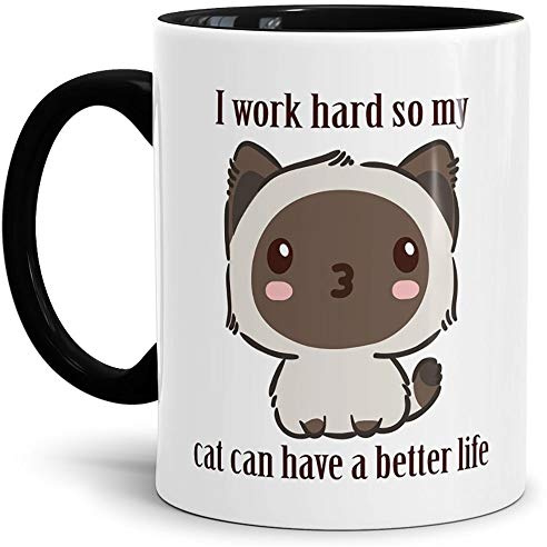 Tassendruck Katzen-Tasse mit Spruch I Work Hard Geschenk-Artikel/Haustier/Kaffeetasse/Teetasse/Mug/Cup/Innen & Henkel Schwarz