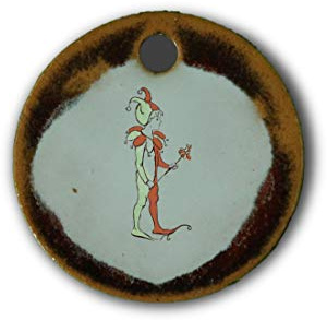Schöner Keramik-Anhänger „Narr“ in rot marmoriert; Schmuck Kette Kettenanhänger Geschenk Kunsthandwerk Keramik rund Talisman Halskette Aufmerksamkeit Mitbringsel individuell
