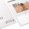 Fotokalender 2024 zum selbstgestalten (Bastelkalender 2024 im A4 Format) - DIY Kalender zum selber gestalten von Januar bis Dezember mit Ferienübersicht - Ideal als Geschenk - Einfarbig