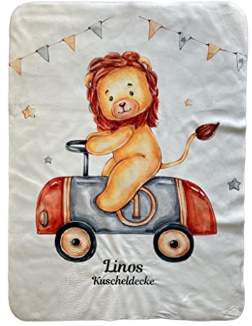 Wolimbo Duo Babydecke mit Namen - Motiv Löwe im Auto - Lammfell Optik - 75x100cm