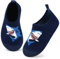 Kyopp Kinder Hausschuhe Junge Mädchen Pantoffeln Aquaschuhe Atmungsaktive Rutschfest Barfussschuhe Slipper Kindergarten Unisex (Hai Dunkelblau 32/33 EU)