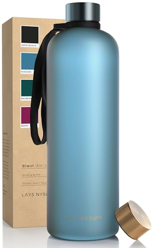 LARS NYSØM Gourde 1,5l | Bouteille d'eau 1500ml | Gourde de sport ultralégère en Tritan | Idéal pour le sport, le bureau, le yoga, les enfants | 2 couvercles inclus (Blue - Gold, XL 1500ml)