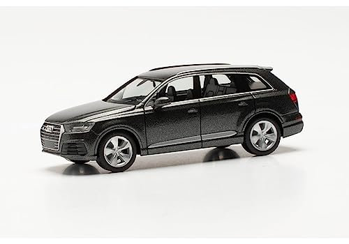 A*u*d*i Q7 Daytona Grau Metallic SUV 2. Generation Ab 2015 mit Sockel und Vitrine H0 1/87 Herpa Modell Auto mit individiuellem Wunschkennzeichen
