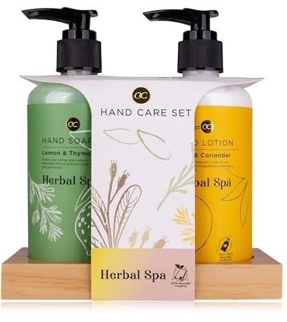 Accentra Handpflegeset HERBAL SPA auf einer Holzablage, 290ml Handseife und 290ml Handlotion, Verpackung (Papier) und Flaschen aus recyceltem Material - wiederbefüllbar