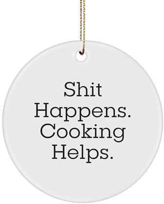 Divertidos regalos de cocina de amigos para Navidad, adorno circular con texto en inglés Shit Happens. Cooking Helps