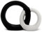 FeinKnick Harmonische Symbol-Skulptur “Für Immer” - Keramik Ringe 18cm groß in Schwarz & Weiß als Zeichen für Verbundenheit - Handbemalte Deko Figur schwarz-Weiss zur Dekoration - Paarfigur Eternity