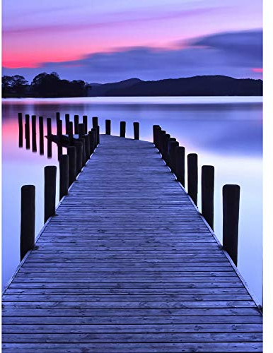 Romantische Fototapete Bergsee | Vlies Fototapete mit Steg in See in Blau Pink | Wohnzimmer und Schlafzimmer Bildtapete mit Sonnenuntergang