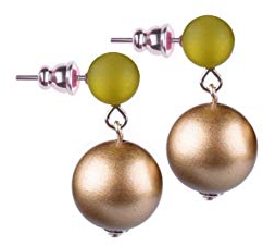 Adi Modeschmuck Polaris Ohrring 'Jasmine', ein 8mm Polaris Ohrstecker kombiniert mit einer farblich abgestimmten 14mm Metallicperle, handgefertigt in Berlin (Oliv mit Gold metallic)