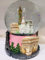 Bola de nieve Torre Eiffel y otros monumentos de París – rosa – Gran tamaño 14 cm – Base de resina de calidad y globo de cristal – Monumentos de París grabados en 3D – Nieve brillante – Color rosa