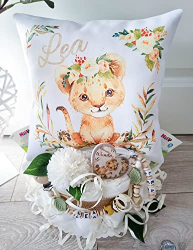 Windeltorte mit Name - Kuschelkissen Löwe Mädchen I Geschenk, Babyparty, Geburt oder Taufe + Gratis Grußkärtchen