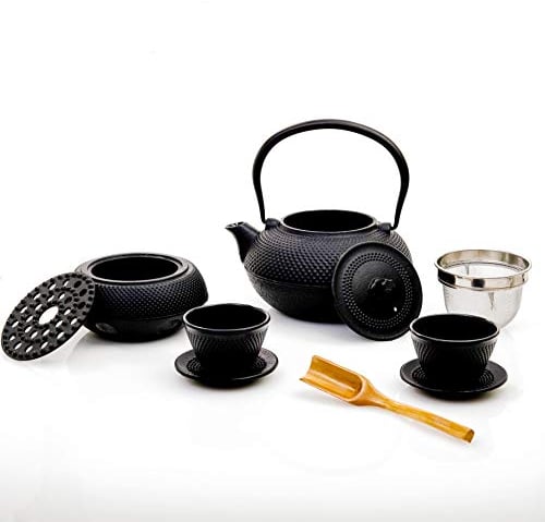 Lumaland Tee Set 8-teilig | 1,4 Liter Gusseiserne Teekanne Tetsubin | Stövchen aus Gusseisen | 2 Teebecher & 2 Untersetzer | Japanisches Teeset Inkl. Bambus Dosierlöffel & Edelstahl Sieb