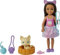 Barbie Chelsea Puppe & Zubehör, Brunette Puppe mit abnehmbarem Rock mit Streusel-Print, Kätzchen, Haustierbett & mehr