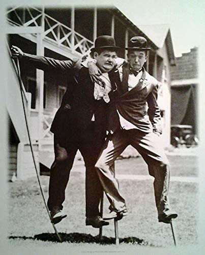 Stan Laurel, Oliver Hardy: Gag Foto vor Hal Roach Studio (1929) | Filmplakat, Poster [50 x 63 cm]