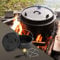 BBQ#BOSS Dutch Oven Set BBQ 4,2 Liter, Eingebrannter Feuertopf aus Gusseisen, Kochtopf mit Deckelheber und Edelstahluntersetzer, Schmortopf mit Schlitz für Themormeter, Grilltopf für Outdoor & Indoor