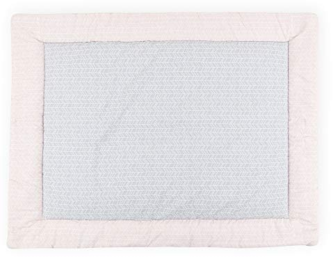 KraftKids Krabbeldecke weiße Feder Muster auf Rosa, gepolsterte Babydecke aus hochwertiger Baumwolle in den Maßen 100 x 135 cm