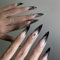 NICENEEDED 24PCS Halloween Presse Sur les Ongles Faux Ongles Noirs Dégradés de Sang Longs Ongles en Acrylique Stiletto Faux Ongles à Couverture Complète avec Lune