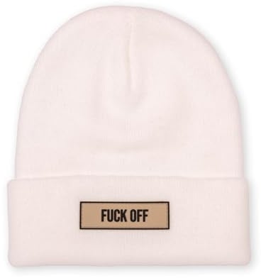 FISURA - Unisex Wintermütze “F*ck Off”. Weiße Strickmütze mit Umschlag und originellem Gummilabel. Trendige Beanie für Wintertage. Lustiges Accessoire und Geschenkidee in Einheitsgröße.