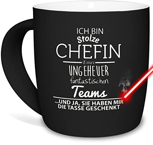 Tasse Mit Gravur und Spruch - Stolze Chefin Eines Fantastischen Teams - Geschenk für Die Beste Chefin, Keramik Außen Gummiert, Schwarz, 300 ml, Lasergravur