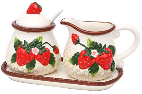 Dekohelden24 Dolomite Zuckerdose mit Löffel, Milchkännchen und Platte als 3er Set, mit Erdbeere-Relief, Größe ca. 19 x 10,5 cm.