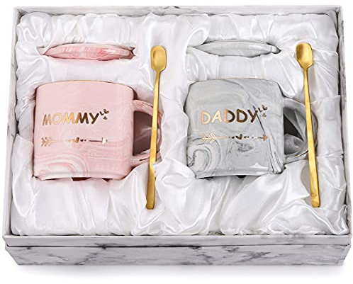WUWEOT 2 Pack Dad and Mom Coffee Mug Set, 350ML New Mom and First Time Pregnancy Gifts for Baby Shower Mother's Day Father's Day, Marble Ceramic Coffee Cup Set with Gift Box, Lid, Spoon