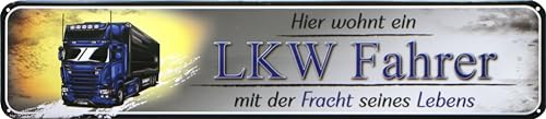 WOGEKA ART Retro Blechschild - Hier wohnt ein LKW-Fahrer mit der Fracht seines Lebens - lustiger Spruch als Geschenkidee Deko Schild 46x10 cm Vintage Straßenschild STR278